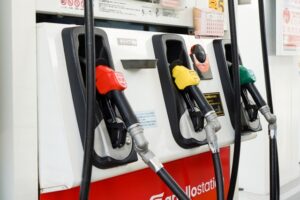 2025年以降のガソリン価格予測と車購入の賢い判断とは？